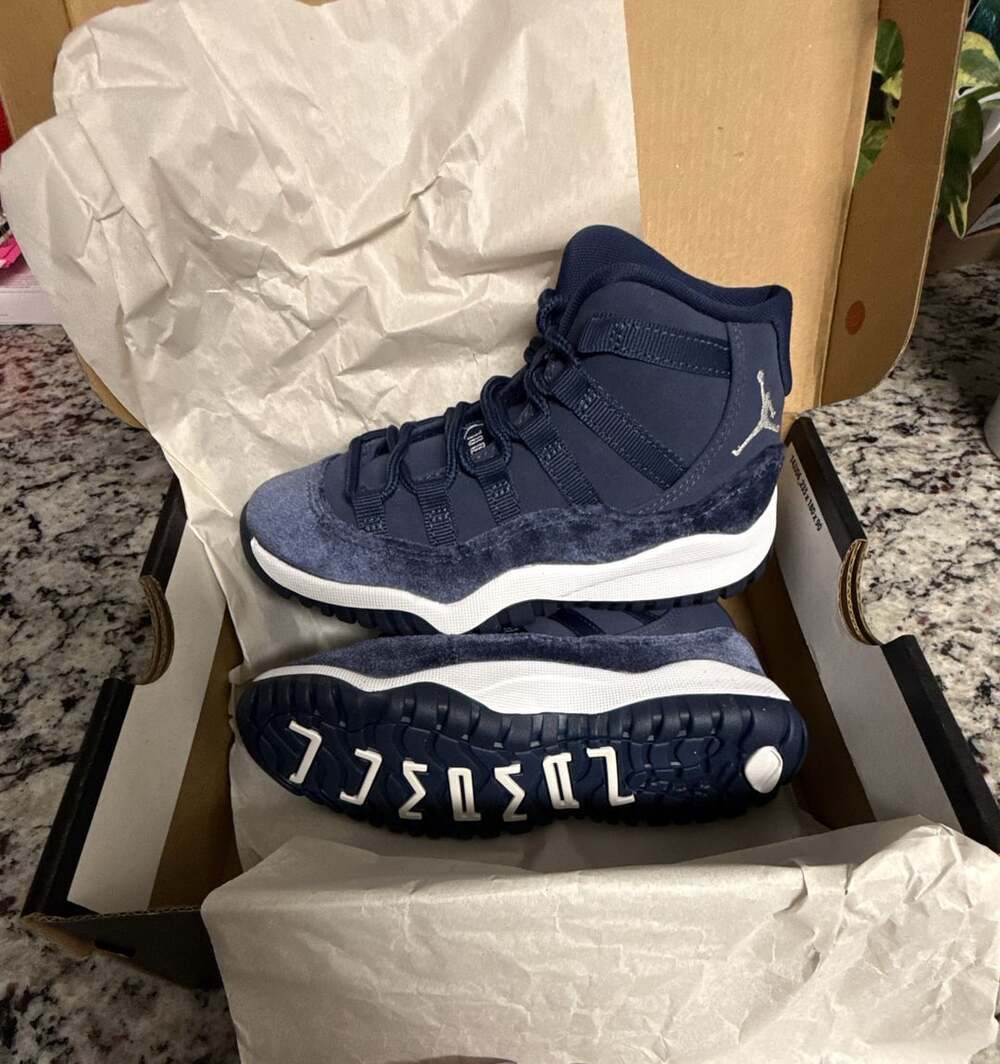 Air Jordan 11 Retro PS Midnight Navy Metallic Silver Velvet DO3857-441 Size 11C